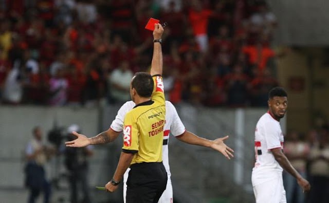 "Vou te expulsei!" Em jogo marcado por "maré vermelha", São Paulo perde em Recife.