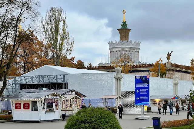 ВДНХ, Главная аллея, строящийся павильон выставки «Россия»