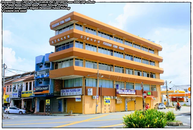 Picture of the Pahang Tehwa Association building in yellow and its surroundings * Puchong Gold Shop * Metro Glasses Shop * Siong Hardware Plus * Gravity Music Center * Gravity Cassette Center * Also visible Shell petrol station