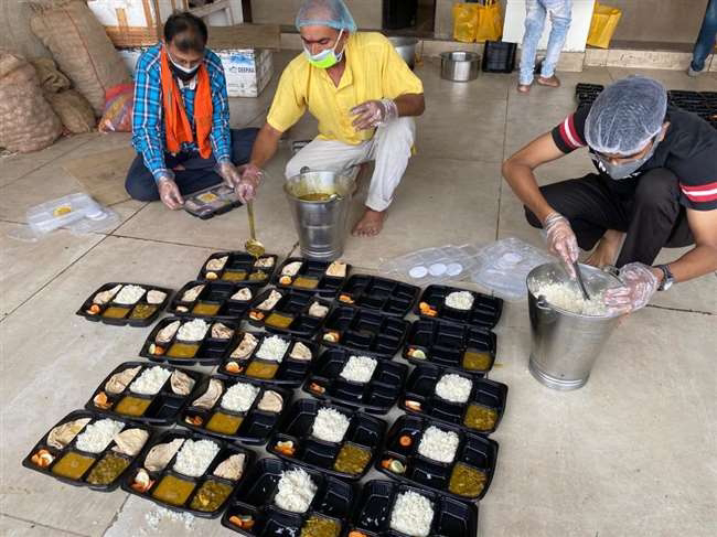 वाराणसी : ओएस बाल फाउंडेशन ने 55 हजार लोगाें तक पहुंचाया खाना 