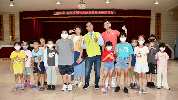 ▲彰化市公所自7月17日起試辦「弱勢家庭夏令營活動」林世賢市長和小朋友們樂開懷。（記者林明佑翻攝）