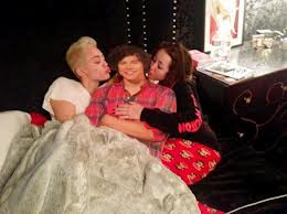 Miley Cyrus en la cama con Harry Styles y su hermana Noah 