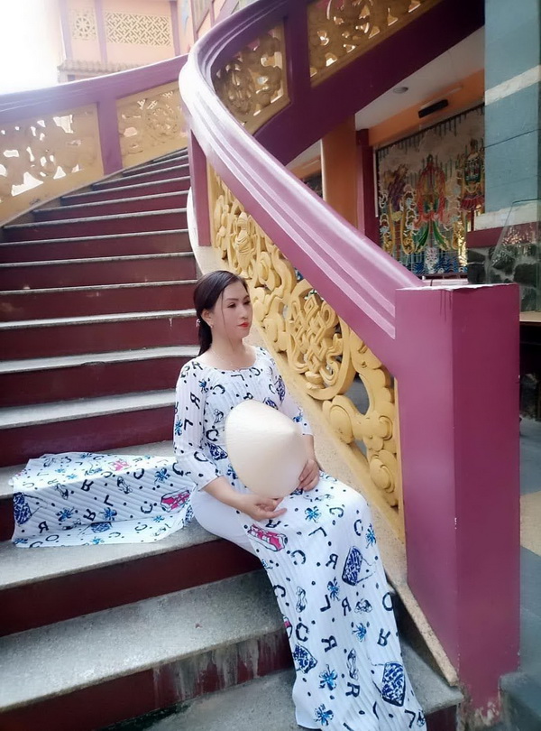 Thiếu nữ ngồi bậc thang, áo dài hoa