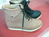 Sepatu Boots Adele Warna Hitam dan Putih