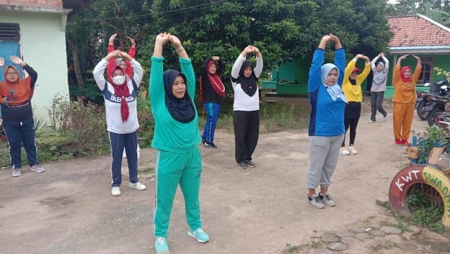 Senam Bersama Dan Gotong Royong Membersihkan Demplot KWT Swadaya GIB