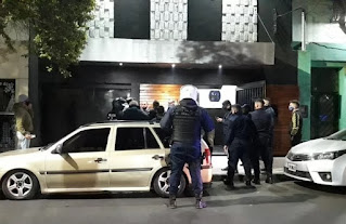 Imagen de efectivos policiales frente al local bailable