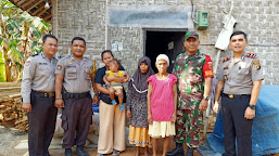 Mengisi HUT TNI Ke 74 Kapolsek Jati Agung Dan Babinsa KarangSari Isi Kegiatan Jum ‘At Berbagi