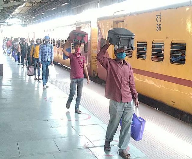 यात्रियों के भीड़ को देखते हुए रेलवे ने मुंबई, हावड़ा और दिल्ली के लिए स्पेशल ट्रेन की शुरुवात कर दी है।