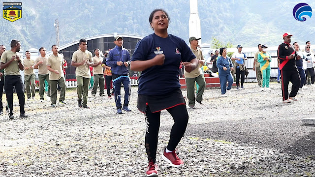 Esau Karoba Bersama ASN, TNI, Polri dan Masyarakat Puncak Jaya Ikut Senam Jantung Sehat.lelemuku.com.jpg