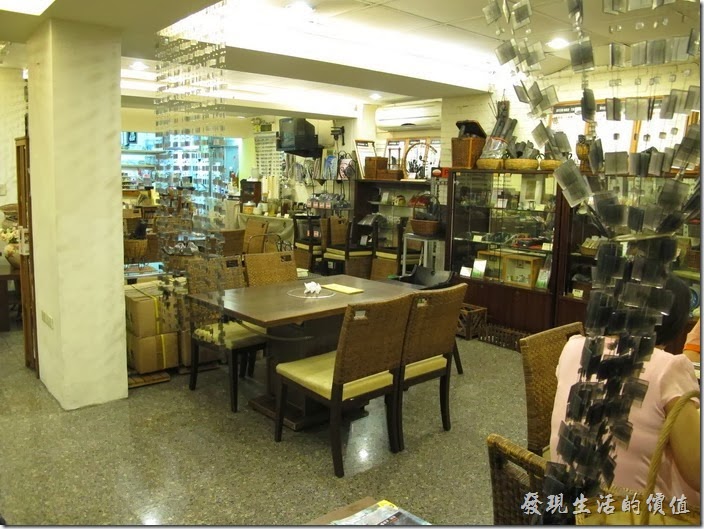 「碧蘿春炭索餐坊」的餐廳一隅。