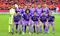 REAL MADRID C. F. - Madrid, España - Temporada 2016-17 - Keylor Navas, Sergio Ramos, Kroos, Varane, Benzema y Cristiano Ronaldo; Carvajal, Marcelo, Nacho, Casemiro y Modrid - SEVILLA F. C. 2 (Sergio Ramos p.p. y Stevan Jovetić) REAL MADRID 1 (Cristiano Ronaldo) - 15/01/2017 - Liga de 1ª División, jornada 18 - Sevilla, estadio Ramón Sánchez Pizjuán - El Real Madrid, que planteó el partido jugando con tres centrales, controló el juego hasta los últimos cinco minutos en los que el Sevilla se fue con todo tras el gol en propia meta de Sergio Ramos en el minuto 85. El Madrid volvió a perder tras estar 40 partidos oficiales invicto