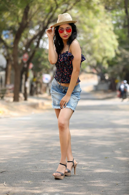 Sakshi Kakkar: Latest glam street photos featuring trendy fashion.