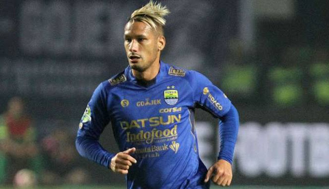 HT: Persib Bandung vs Persegres Gresik 2-0. Gol: Maitimo (39', 40').