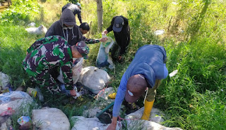 Sektor 1 di DS.Cikembang di pimpin Serda Asep S Melaksanakan Kegiatan Rutin  Pembersihan Sampah di Atas Permukaan Tanah, di Aliran Sungai Cangjuang dan Membuat Lubang Biopori