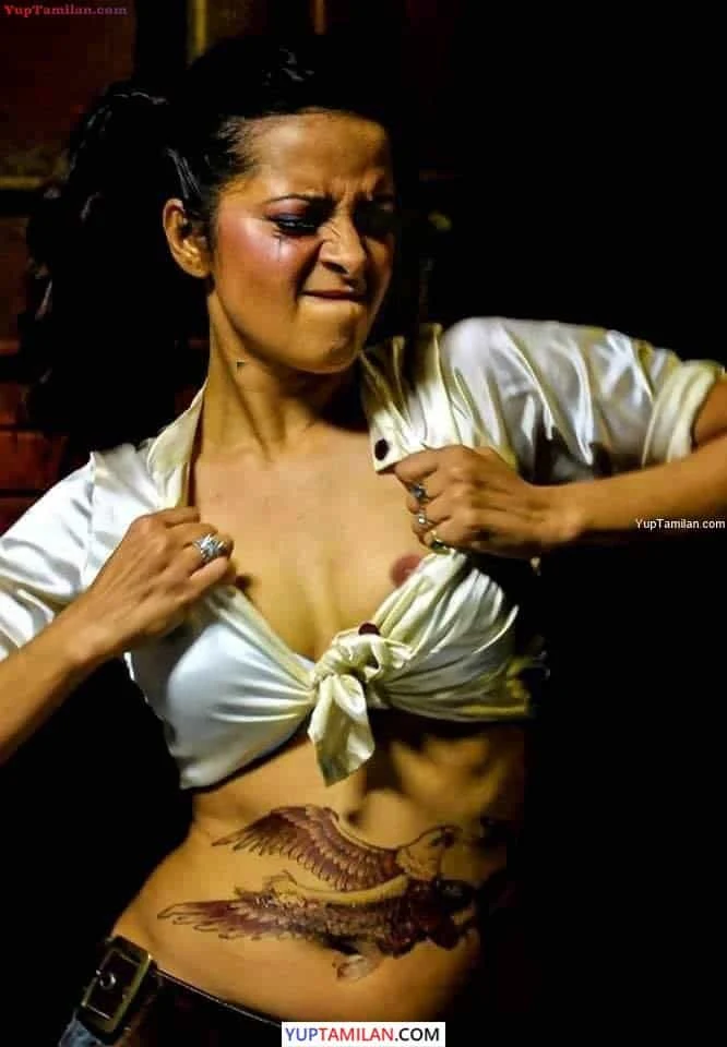 Reema Sen Sexy Navel & Boobs Cleavage Show