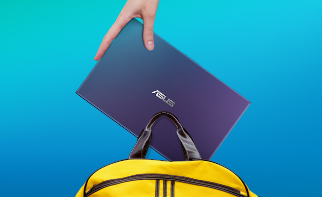 Ukuran VivoBook Ultra A412DA yang muat dengan tas kecil untuk jalan-jalan.