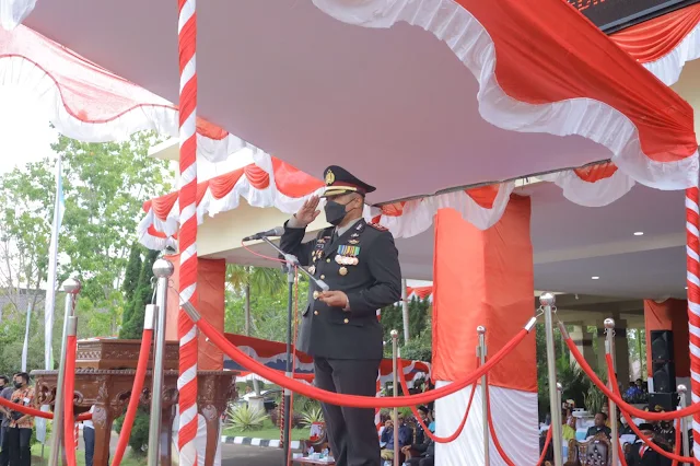 Kapolres Sekadau Jadi Irup Upacara Penurunan Bendera HUT RI Ke-77