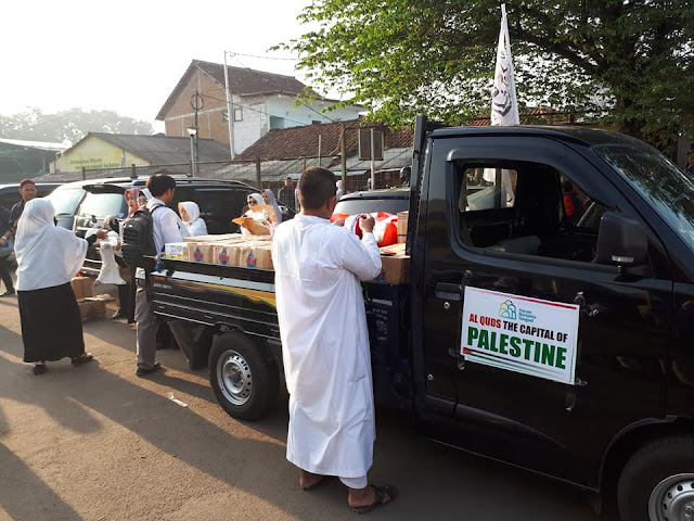 Bikin Nangis, Foto-Foto Bagi Makanan Gratis Bagi Peserta Aksi Bela Al-Quds