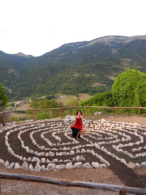 La Danza e il Labirinto LA DANZA E IL LABIRINTO:   LA DANZA DELLE SETTE DEE MADRI SAPTAMATRIKA  CON IL PATROCINIO DI:  PARCO NATURALE DEI MONTI NAVEGNA  COMUNE DI CASTEL DI TORA  Il Labirinto e La Danza delle Sette Dèe Madri Saptamātrikā  Danza: Marialuisa Sales  INAUGURAZIONE DEL LABIRINTO DI MONTE ANTUNI   Dedicato a Maurizio Garutti  domenica 28 giugno 2015 alle ore 9.00  VIDEO DELLA PERFORMANCE DI MARIALUISA SALES: