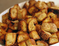 Croutons com Gergelim, Alho e Orégano (vegana)