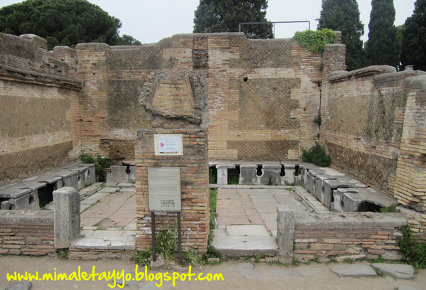 Letrinas en Ostia Antica