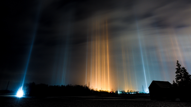 Light pillars filmed by eye witnesses in 5 different angles in London Ontario Canada.