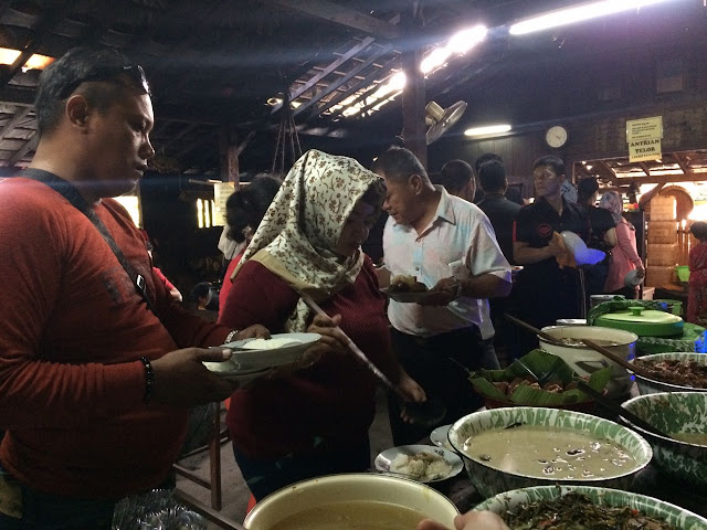 Foto wanita sedang mengambil sayur 