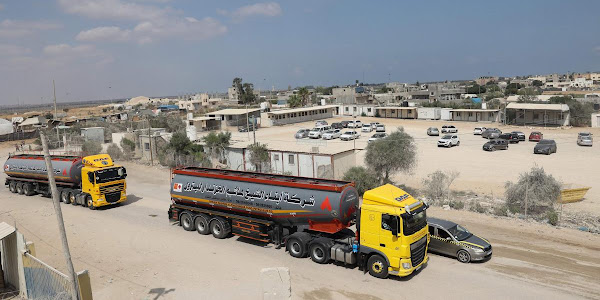 أول شاحنة وقود تدخل غزة منذ اندلاع الحرب