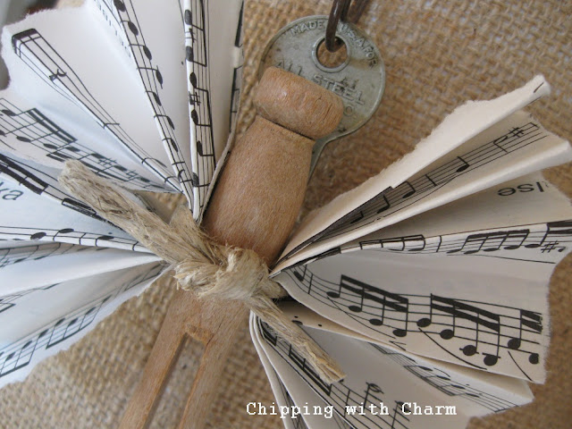 Chipping with Charm:  Clothes pin angel ornaments...http://www.chippingwithcharm.blogspot.com/