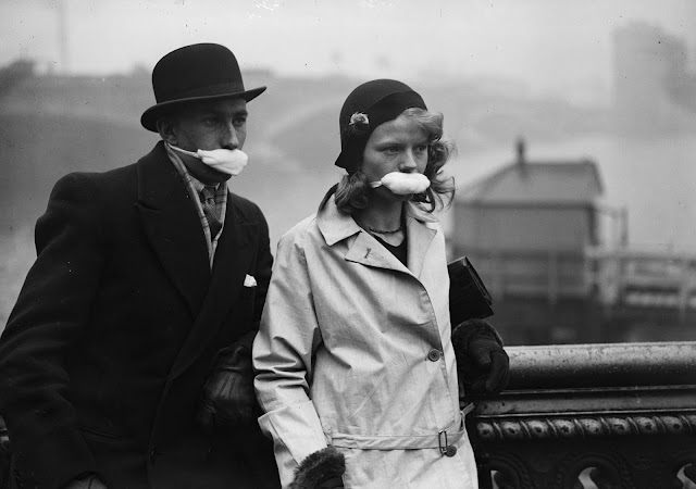 Londra'daki insanlar, 1932 dolaylarında İspanyol gribine yakalanmamak için maskeler takıyorlar. Bu, günümüzde hala dünya çapında insanların kullandığı önleyici bir yöntemdir