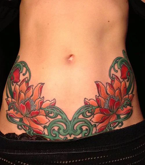 Una mujer con un tatuaje tapando sus estrias