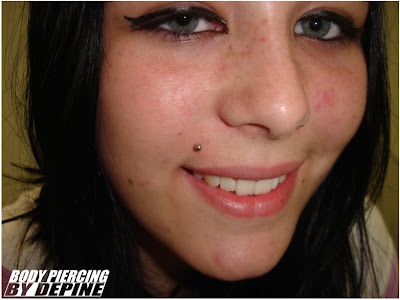 Monroe piercing feito com