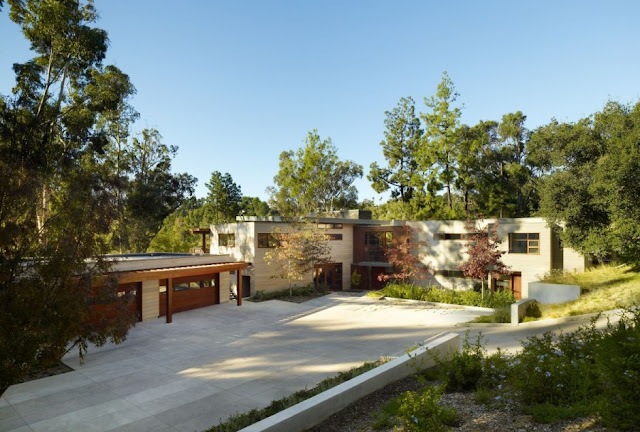 Garages and driveway of the Mandeville Canyon Residence