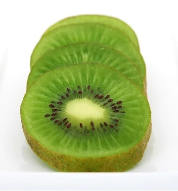 Kiwi mengandung banyak vitamin dan mineral yang bisa meningkatkan kesehatan dan membantu menyembuhkan beberapa penyakit, bahkan bisa mencegah penyakit kanker.