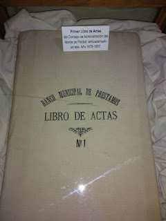 se observa uno de los primeros libros de acta del museo