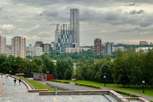 Парк Победы, жилой комплекс «Дом на Мосфильмовской»