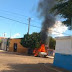 Em Nova Olinda (PB), Carro pega fogo no centro da cidade