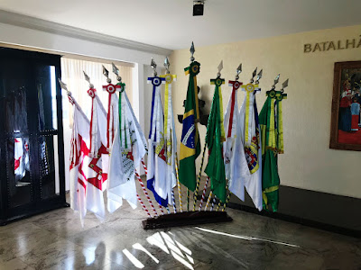 As bandeiras que o Exército Brasileiro reputa "históricas do Brasil" (imagem disponível no site do Batalhão da Guarda Presidencial).