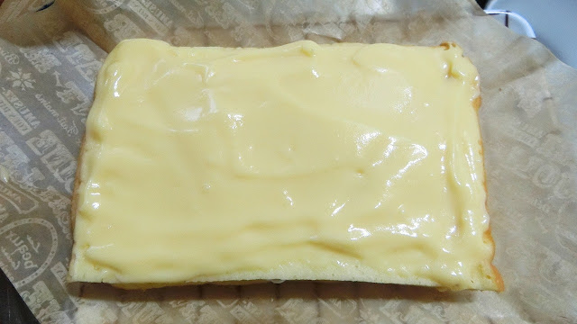 冷ましたスポンジ生地を半分に切り、<手順6>でケーキシロップを塗った面のうち1枚にカスタードクリームを塗ります。