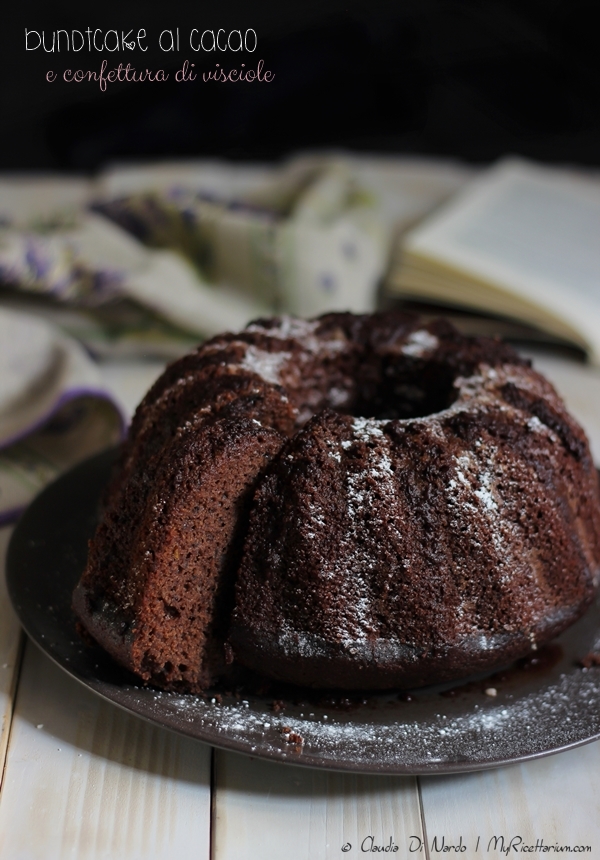 Bundt cake al cacao e confettura di visciole