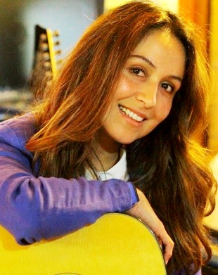 Foto de Marisol Muguerza con su guitarra