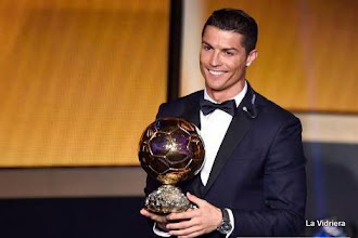 Cristiano Ronaldo retuvo el Balón de Oro y quedó a uno del récord de Messi