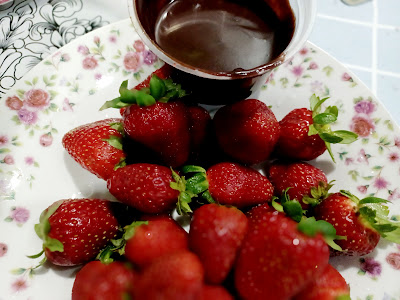 Sedapnya Strawberry Makan Dengan Coklat