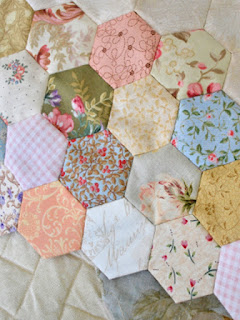 Anna Levens quilt - hexies: QuiltBee