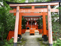 矢釼大明神／池の東側の森に祀られている