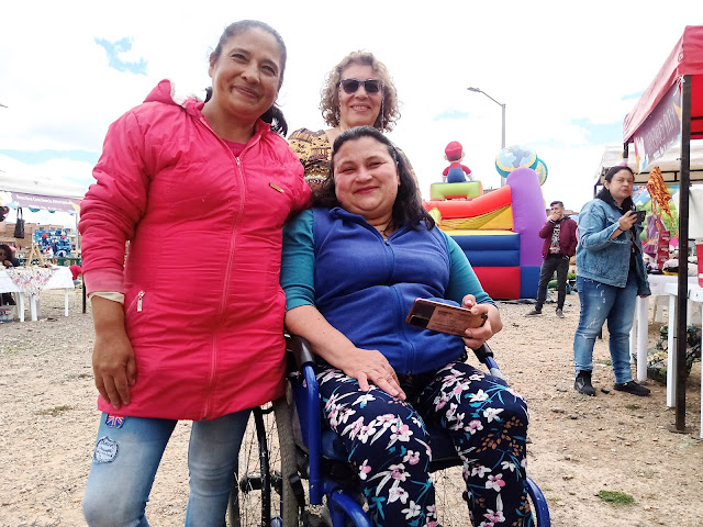 Doña Luz Dary con Maitte Pérez, directora de la emisora comunitaria La Voz de mi Barrio, de la localidad de Bosa 