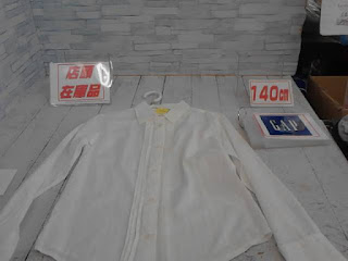 中古品　子供服　１４０ｃｍ　GAP　ホワイト　長袖シャツ　２２０円