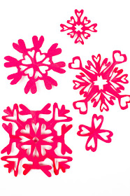 make paper heart snowflakes for Valentine's Day- such a fun kids craft idea!