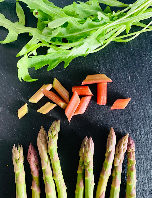 Fruchtiger Rucola-Salat mit karamellisiertem Rhabarber & grünem Spargel, Rezept, glutenfrei vegan, schnell, leicht, einfach