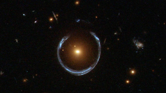 misteri-lensa-gravitasi-mengisyaratkan-lubang-hitam-purba-kemungkinan-adalah-materi-gelap-astronomi